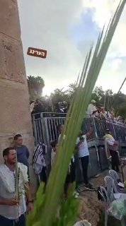Thousands of settlers storm the Ibrahimi Mosque, accompanied by rabbis and Itamar Ben Gvir.