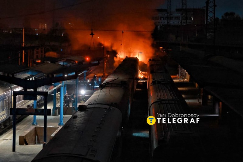 דנייפרופטרובסק: לפחות 2 תקיפות של כטב"מים סילון מענק-5 על תשתית הרכבת. הצילומים מציגים רכבות שניזוקו. העירי…