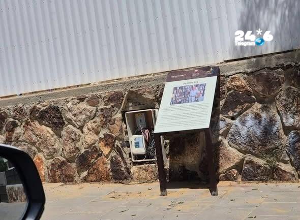 🇮🇱 שלט שהוצב ליד ביתו של הסופר עמוס עוז ז"ל בערד הושחת בידי אלמונים. משפחתו: "עצוב לראות את שמו נמחק בעיר…