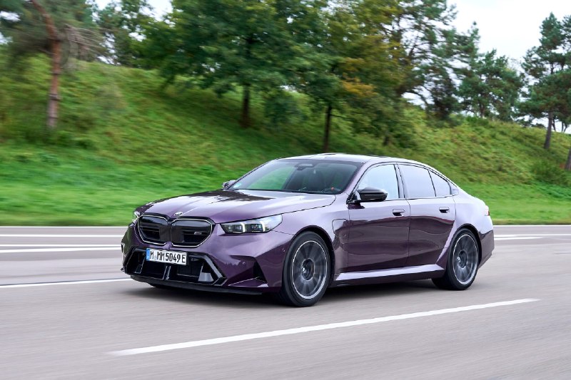 717 «лошадей» под капотом, 29 миль на электротяге — и 2,4 тонны веса. BMW M5 202