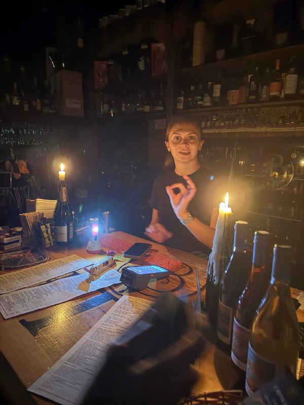 יאלטה. בית קפה על הסוללה. אין אור. אבל זה בסדר. אין לי מזומן, אז גם אם הייתי רוצה, לא הייתי נכנס. אולג צרב…