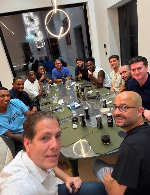 RealMadridCFNews | رئال مادرید سی اف نیوز: 📸 مهمونی خونه وینیسیوس با حضور دیومانده، جانی کالافات و برو بچههای راک نیشن🆔 @RealMadridCfNews