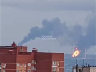 Атакован нефтеперерабатывающий завод в Уфе, распространяются кадры очевидцев.Глава Башкортостана Радий Хабиров написал, что «из-за упавших обломков сбитого беспилотника на территории промзоны возникло задымление». По его словам, пострадавших нет.