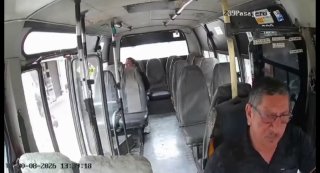 בקולומביה פגע רוכב אופנוע במהירות מופרזת באוטובוס בצומת. דלת פתוחה שהנהג שכח לסגור בסופו של דבר תפסה אותו ו…