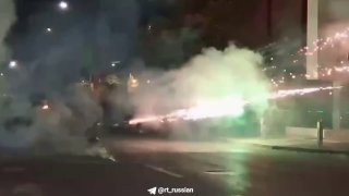 מפגינים באלבניה יורים זיקוקים לעבר כוחות הביטחון. גם מטה המפלגה הסוציאליסטית במדינה הותקף בזיקוקים. המשטרה…