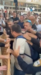 🇮🇱 אמש פקחי עיריית תל אביב הגיעו לפרק את המחיצה המגדרית בתפילה של מרדכי דוד בהבימה. המתפללים התנגדו וניסו…