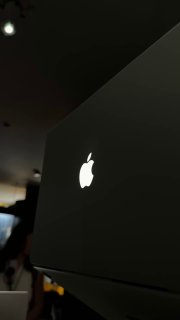 אפל הציגה את ה-MacBook פרו הראשון עם מסך מגע OLED - ולראשונה מזה 10 שנים, היא החזירה תאורה אחורית ללוגו. דג…