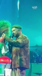 On the Florida stage, the leader of the Guerillaz division, Damon Albarn, raised the Palestinian flag in front of thousands and read: