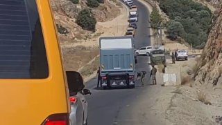 בהמשך, כוחות הכיבוש הקימו מחסום צבאי בכביש ההתיישבות החדש בכביש עין ג'ריאות, ועוצרים וחיפושים ברכבי אזרחים…
