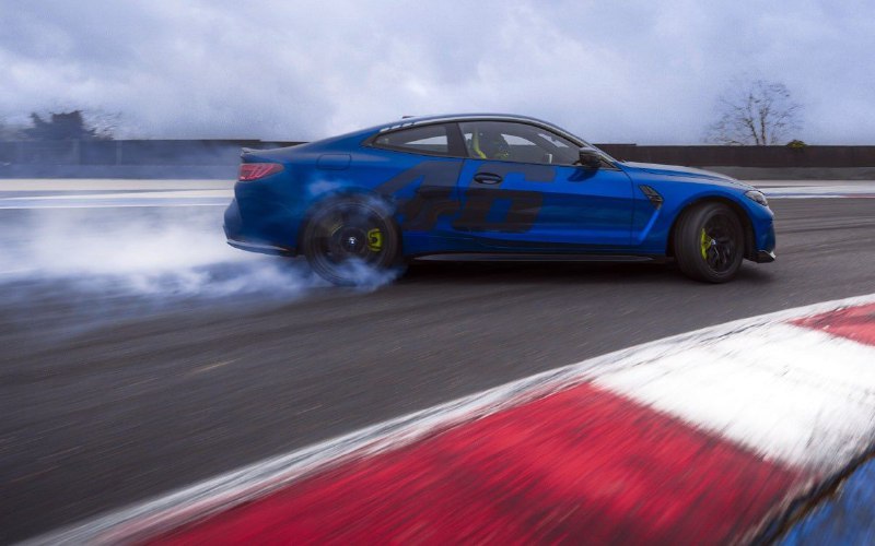 BMW выпустила эксклюзивную M4 в честь Росси 3