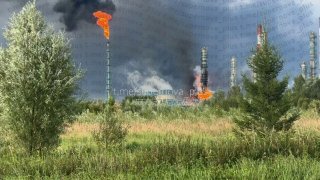 В Тобольске (Тюменская область) атакована нефтебаза, сообщают российские мониторинговые телеграм-каналы.По словам губернатора, «в результате падения нескольких БПЛА на территории одного из промышленных предприятий в Тюменской области произошло возгорание».