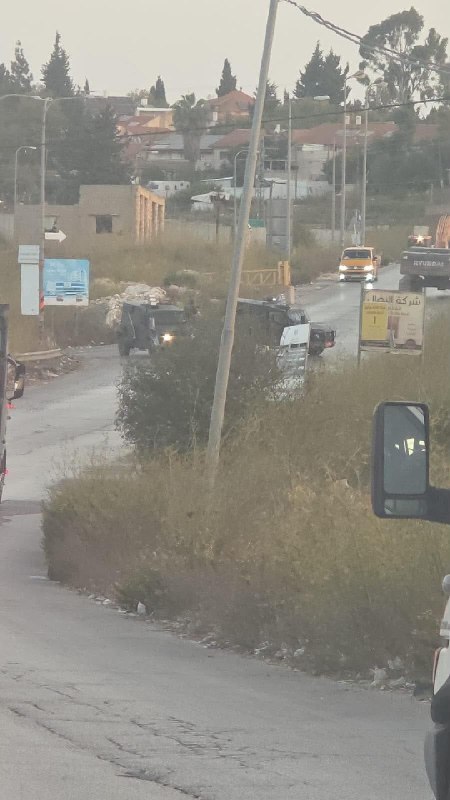 The IDF closes the street near the Jalzon camp, north of Ramallah and al-Bira, in the presence of a military bulldozer.