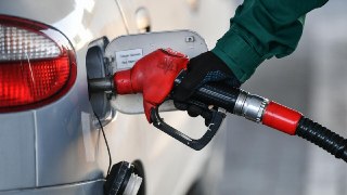 Цены на бензин в Москве резко выросли — на фоне атак беспилотников и нехватки топлива в Крыму Стоимость бензина на автозаправочных станциях Москвы начала существенно увеличиваться, цены на дизельное топливо продолжают расти, сообщает Московская топливная а