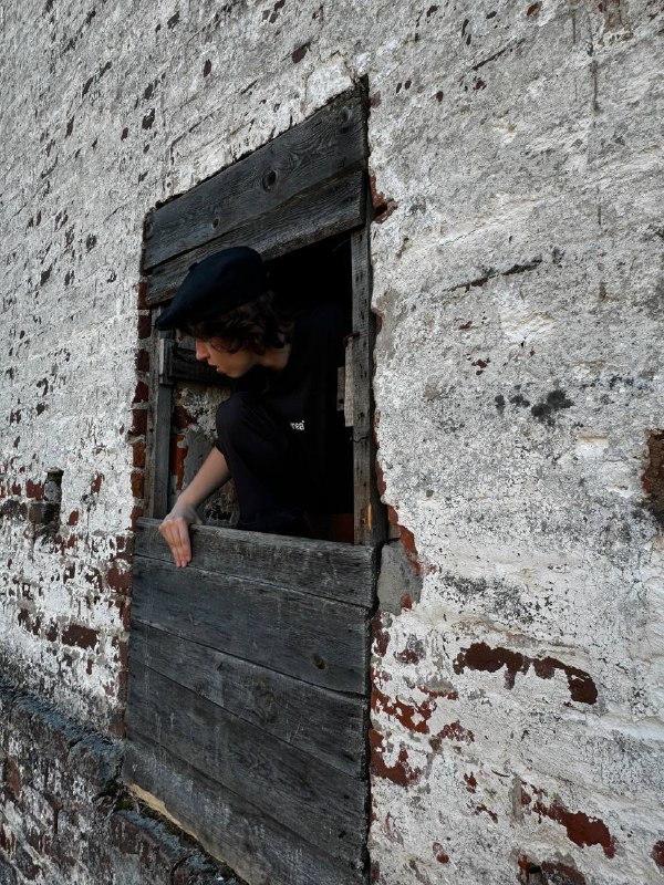 Наша поездка в Архангельск подошла к концу. Вылетаем в Санкт-Петербург с целой кучей теплых воспоминаний, фотокарточек и новых идей.Если кратко: много гуляли, говорили, смеялись, любовались природой и храмами, общались с родными Лизы и наслаждались временем друг с другом.Сейчас будет супер-честно⬇️Во мне эта поездка оставила очень разнообразные чувства и 1 важное осознание. Контекст:1 — это мои первые отношения, в которых семья партнера знает обо мне и принимает наши отношения, хорошо общается со мной;2 — в моей семье было по-другому, теплоты и близости где-то не хватило.Если в своей семье я всегда чувствовала себя взрослой, была с родителями на равных, и я делала акцент на себя, свое развитие, цели и амбиции, то в семье Лизы я увидела и прожила нечто совершенно другое. Дружная, теплая семья, где принято выражать свои чувства, шутить, поддерживать и вообще двигаться по жизни вместе. Я оказалась в этой атмосфере и почувствовала, насколько мне этого не хватало. И насколько классно, что я смогла это получить.В своей семье я научилась верить в себя и реализовывать свои мечты, а в этой семье поняла, что могу научиться любить и быть любимой.Вот такая поездка. А как ваши выходные? Я правда буду рада, если вы что-то напишете в комментариях, а то обычно вы молчаливые. Но я искренна с вами и была бы рада встретить искренность в ответ 🌹