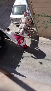 זירות של הסעת פצוע לאחר שכוחות הכיבוש תקפו תושבים במהלך פעילותם הצבאית במחנה קלנדיה, מצפון לירושלים הכבושה.