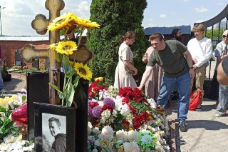 Люди приносят цветы к могиле Алексея Навального в день 50-летия политика. На Борисовском кладбище в Москве прошла панихида. На нее пришли в том числе родители оппозиционера Людмила и Анатолий Навальные.К 50-летию Навального его мемуары «Патриот» вышли в фо