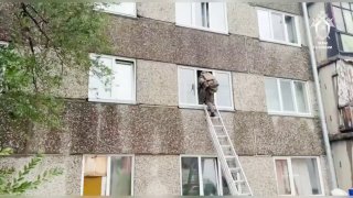 ⚡️ В Саяногорске задержан и заключен под стражу Владимир Татаренков (Татарин), возглавлявший в 90-е одну из самых кровавых в Сибири группировок. Ему инкриминируют двойное убийство по сговору группой лиц в октябре 1993 года. 72-летнего Татарина спецназ дост
