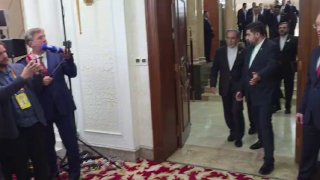 פז'קיאן ופוטין נכנסים לחדר הישיבות בצד פסגת ארגון שיתוף הפעולה בשנחאי