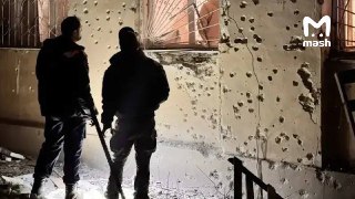 Девять человек пострадали из-за врезавшегося в пятиэтажку всушного дрона в Севастополе. Среди раненых — трое детей.Обломки БПЛА рухнули рядом с домом на улице Ефремова. Беспилотник был начинён взрывчаткой и металлическими шариками — ими посекло фасад и люд