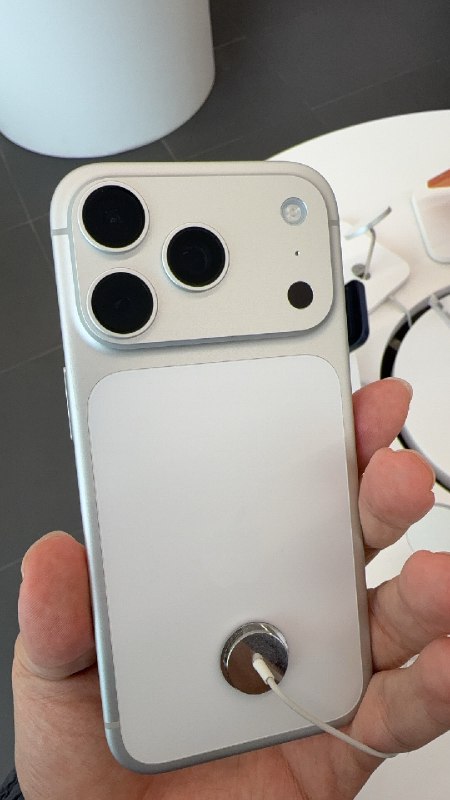 iPhone 17 Pro 的三个颜色橙色比网上浅，很铝合金的橙色，让人想起一些户外钩子，不太喜欢银色，颜色是铝合金本色，很好看，有质感蓝色，指纹收集器，为什么不做黑色呢，不推荐今年货很少，现货加价1000，没意思iPhone 17 Pro 的三个颜色橙色比网上浅，很铝合金的橙色，让人想起一些户外钩子，不太喜欢银色，颜色是铝合金本色，很好看，有质感蓝色，指纹收集器，为什么不做黑色呢，不推荐今年货很少，现货加价1000，没意思