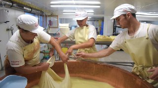 中国延长对欧盟乳制品反补贴调查路透社北京消息，中国商务部周一（8月18日）公告，对于从欧盟国家进口的乳制品是否获得过度补贴的调查，期限将延长至2026年2月21日。这项调查最初于2024年宣布时，被普遍视为中方对欧盟处理中国电动车议题的报复性措施。👉 继续浏览后续：https://rfi.my/Bvu4.g