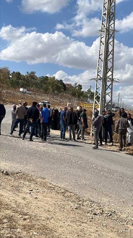 עשרות מורים פלסטינים נותרו תקועים לאחר שכוחות ישראל של ישראל חסמו מחסום מדרום לחברון בגדה המערבית .