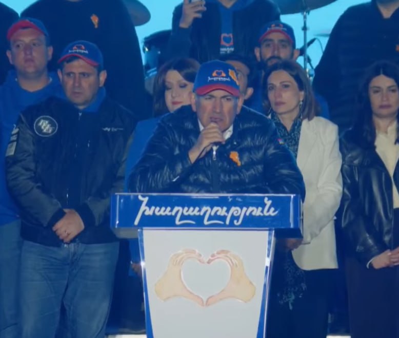 Премьер-министр Никол Пашинян выступает с заявлением о развитии Ширакской области и Гюмри.