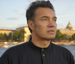 Основателю группы «Телевизор» во внесудебном порядке заблокировали счет и запретили распоряжаться квартиройМузыканту Михаилу Борзыкину заблокировали счет в Сбербанке и наложили обременение на его квартиру в Петербурге. Решение во внесудебном порядке принял