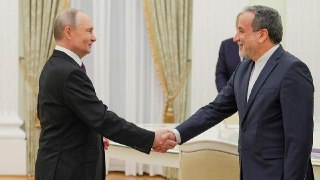 Владимир Путин проводит встречу с главой МИД Ирана Аббасом Аракчи в Петербурге — обсуждают тему вокруг конфликта на Ближнем Востоке. Собрали главное:Владимир Путин— Россия надеется, что Иран пройдёт период испытаний.— Наша страна намерена продолжать страте