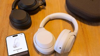 WH-1000XM4 remastered editionSony перевыпустила полноразмерные наушники XM4 шестилетней давности. Новинку назвали WH-1000XM4C, и она почти не отличается от оригинала 2020 года.Дизайн точно такой же, звук — примерно такой же. Автономность стала немного хуже