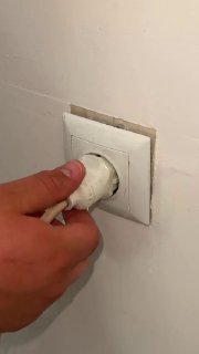 Полезный лайфхак Автор видео показывает, как легко и просто закрепить розетку выпадающую из стены. Берите на заметку! Дизайн и ремонт Please open T... - изображение 1 - telegram, view, полезный