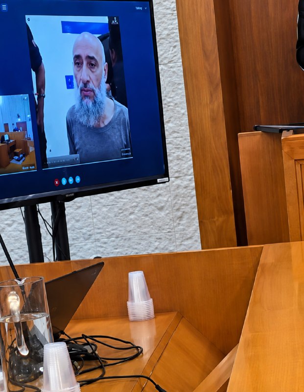 תמונתו של עיתונאי האסיר מוחמד ערב, שנעצר על ידי כוחות הכיבוש מבית החולים אל-שיפא בעיר עזה, במהלך ישיבת המשפ…