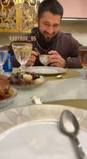 Рамзан Кадыров опубликовал кадры ужина со своим сыном Адамом, назвал его "воскресшим, дон".На видео Кадыров разговаривает за столом со своим помощником Висмурадом Алиевым, после чего в комнату заходит Адам Кадыров в кителе с медалями. «Воскресший, дон», — 