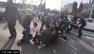 At the same time as the demonstration in front of the police station in Kfar Saba, there is now a demonstration at the Ra'anana intersection. Photo: Meir Fried.