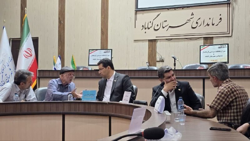 باران کویر/ رسانه مردمی: 🔰 مهدی صفاری، شهردار گناباد، به مناسبت هفته دولت با حضور در میان شهروندان، بهصورت چهرهبهچهره پای صحبتهای مردم نشست و