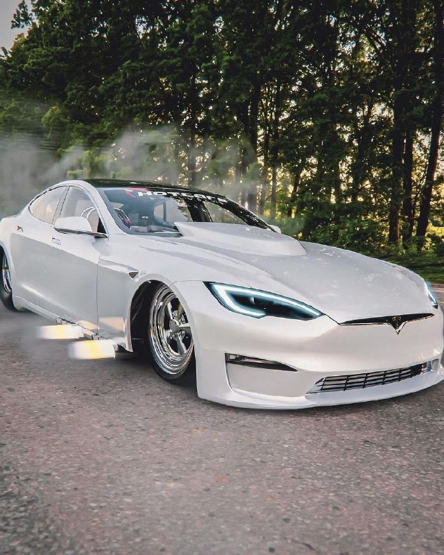 Tesla Model S с двумя моторами Hellcat 5