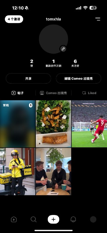 Sora2 玩了两天，几点感受：1/ AI 从业 VC 和 PM 小圈子把玩的2/ 缺少 CapCut 的一键「剪同款」3/ 关系链驱动，但上手成本太高4/ 几乎没裂变，Sam 才 1.3 万粉5/ 皮卡丘 Sam 出现频率太多6/ 排行榜很真实，点赞倒排7/画质不清晰，超清可收费？除了装逼和中二，整体挺鸡肋，估计没啥留存😂Prosumer 看不上，consumer 容易腻🤦‍♂️写 promot 的门槛，显然远高于剪同款