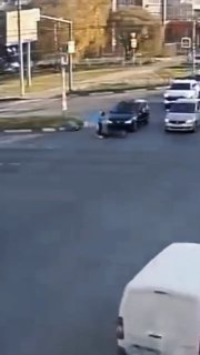 שליח נפגע בשדרות דזרז'ינסקי. מצילומים מהרשתות החברתיות עולה כי אמבולנס הגיע למקום, אופניים חשמליים ותרמיל מ…