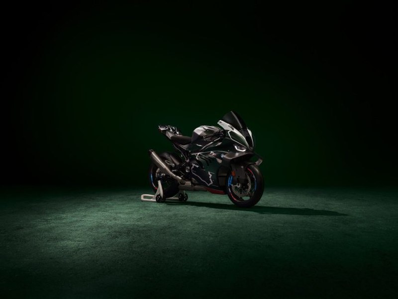 BMW Motorrad сделала то, что умеет лучше всего — выпустила 115 M 1000 RR к 115-м