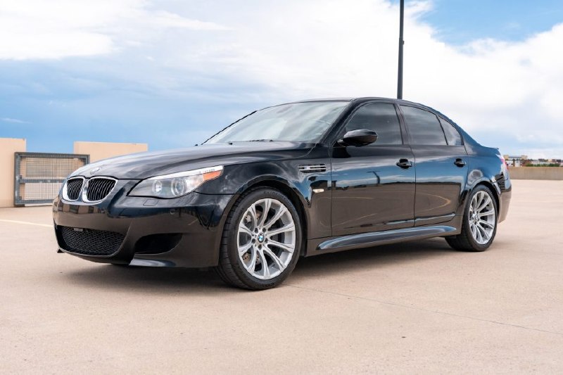 Сегодня мы хотим поговорить о настоящей легенде - BMW M5 2006 года 🏎!Эта "эмка"