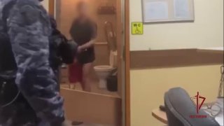 סוער שיכור שבר חלון, פרץ לשירותים בבית הספר והחל להילחם ב"כוח בלתי נראה" עם מטף. באיבנטייבקה, ליד מוסקבה, ש…
