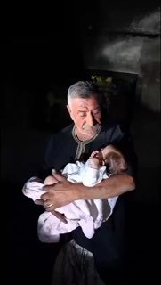 "הנה אנחנו נשארים, אדוני." סבא של תינוקת בת חודש מספר על רגעי הוצאתה מהלהבות לאחר שמתנחלים שרפו את בית המשפ…