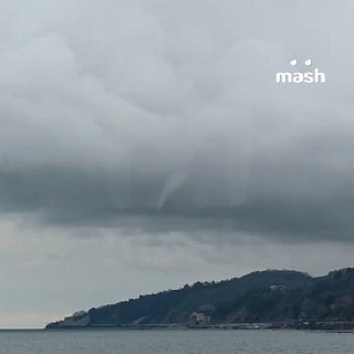 Два сильных землетрясения произошли в Сочи с разницей в пять минут — в квартирах зашатались люстры и мебель. Магнитуда — 4,4 балла.  По данным Mash, это одно из самых сильных сейсмических событий в регионе за несколько лет: толчки ощущались в Адлере, Дагом