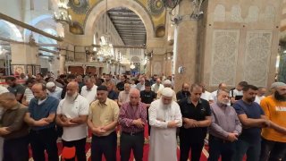 الأهالي يؤدون العشاء بالمسجد الأقصى