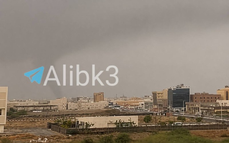תמרות עשן ממשיכות לעלות בג'יזאן, ערב הסעודית.