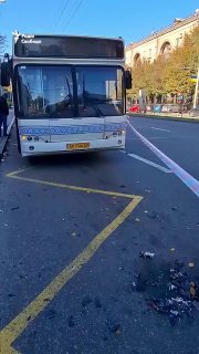 חיילים רוסים תקפו עם כטב"מ FPV ליד תחנת אוטובוס בזפוריז'יה. שלושה בני אדם נפצעו. צילומים מהזירה מועברים על…