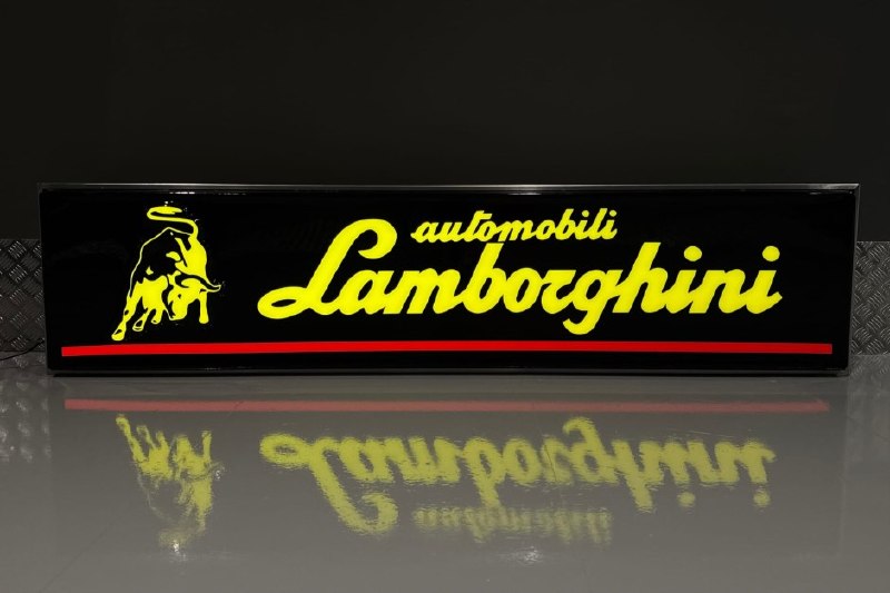 🚗💡 В Миннеаполисе появилась яркая новость: Lamborghini запустил светящийся зна