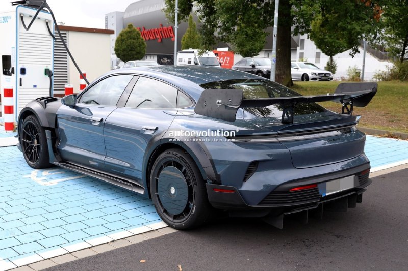 Компания Porsche вывела на тесты трековый Taycan 2