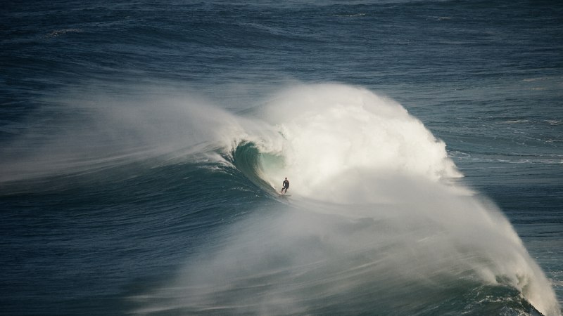 有志者事竟成在纳扎雷冲浪的冲浪者，葡萄牙 (© Rui Caria/Getty Images)