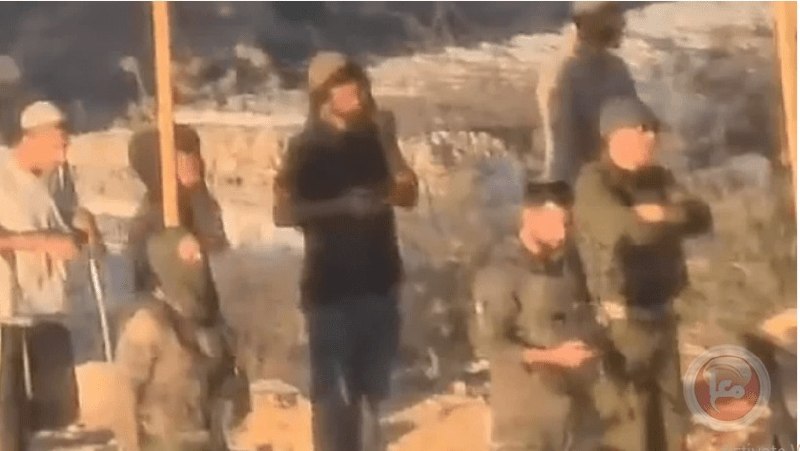 صور توثّق دعم جنود الاحتلال للمستوطنين ضد الفلسطينيين